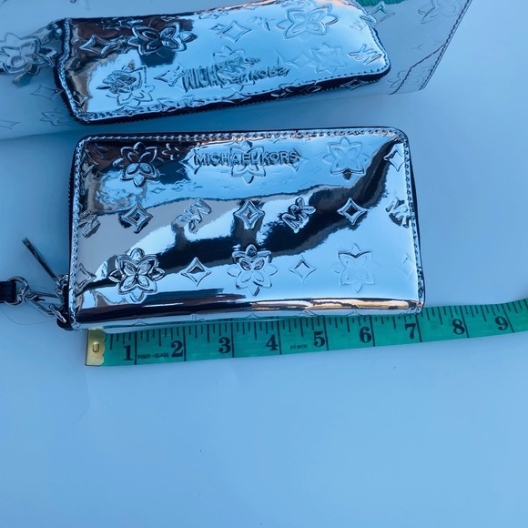 Michael Kors metalic large duffel bag with wallet - Picture 7 of 8